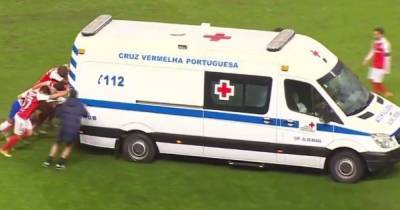 Луис Диас - В Португалии футболисты вытолкали машину скорой помощи, застрявшую на поле (видео) - focus.ua - Португалия