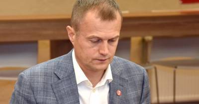 ВИДЕО: Депутат Зариньш во время заседания Сейма стал бриться налысо - rus.delfi.lv