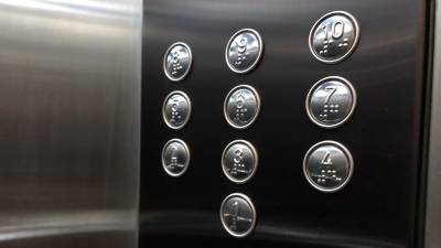 Без вести пропавшая девочка семь часов просидела в лифте в Иркутске - newinform.com - Иркутск