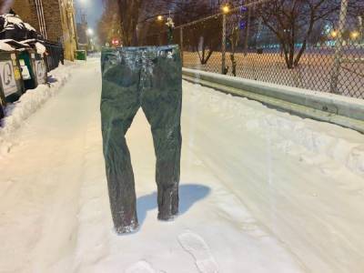 Мужчина замораживает штаны и оставляет их на парковке, чтобы сохранить себе место: забавные фото - 24tv.ua