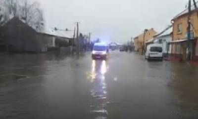 Непогода наделала беды на Закарпатье, дороги превратились в реки: кадры бедствия - politeka.net