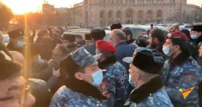 Нервы сдали: один из протестующих кинул в полицейского бутылкой. Видео - ru.armeniasputnik.am - Ереван