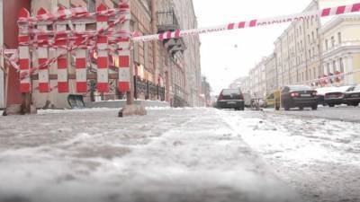 Движение по набережной реки Мойки перекрыли из-за прорыва трубы с холодной водой - piter.tv - Санкт-Петербург