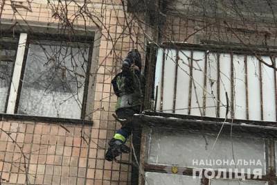 В Тернополе ребенок висел на перилах балкона, пока мать принимала душ - news.bigmir.net - Тернополь