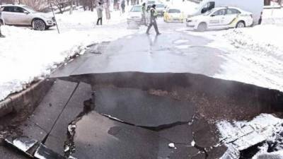 В Киеве на Куреневке провалился асфальт, движение транспорта ограничено - ru.espreso.tv - Киев