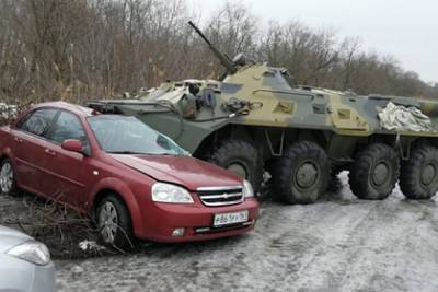 Росгвардейцы на БТР врезались в автомобиль россиянки - lenta.ru - Ростовская обл. - Мурманская обл.