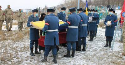 В Луганской области попрощались с бойцом, который подорвался на взрывчатке в зоне ООС (3 фото) - tsn.ua - Луганская обл. - район Станично-Луганский