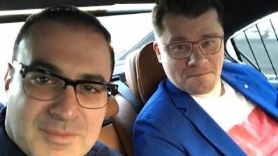 Гарик Харламов - Гарик Мартиросян - Харламов рассказал Мартиросяну, сколько зарабатывает в месяц - 5-tv.ru
