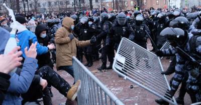 Госдума приняла закон, ужесточающий ответственность за нарушения на митингах - readovka.news