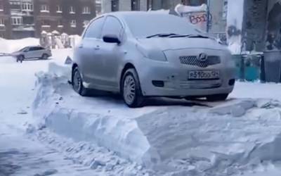 Метровый пьедестал: трактор почистил снег вокруг машин (видео) - zr.ru - Красноярский край - Норильск