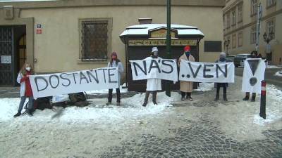 "Выпустите нас!": митинг против социальной изоляции детей - ru.euronews.com - Россия - Чехия - Прага