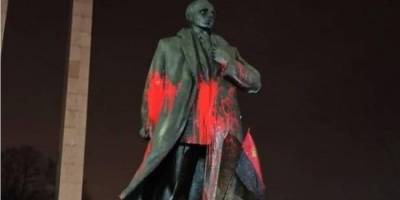 Идут поиски заказчика. Во Львове задержали вандалов, которые облили краской памятник Бандере - nv.ua