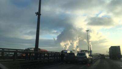 Водители стоят в пробке у Вантового моста из-за массовой аварии на КАД - piter.tv