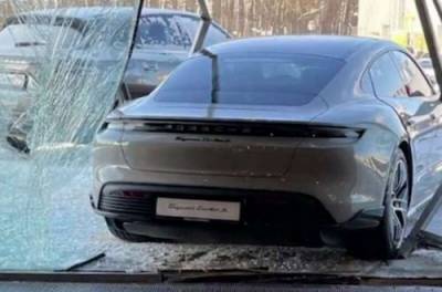 Михаил Литвин - Блогер - Российский блогер влетел на Porsche в витрину автосалона. ВИДЕО - from-ua.com