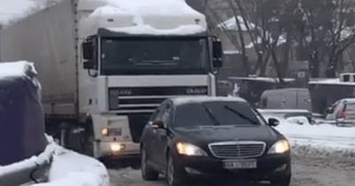 В Киеве водитель люксового автомобиля помог выбраться фуре из снега (видео) - focus.ua - Киев