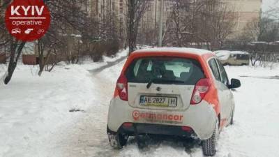 В Киеве водитель разбил машину Getmancar и оставил ее посреди тротуара: фото - 24tv.ua - Киев