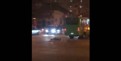 В Одессе на перекрестке улиц Сахарова и Заболотного мужчину сначала сбило авто, потом переехала маршрутка, фото, видео - ТЕЛЕГРАФ - telegraf.com.ua - Одесса