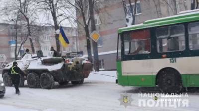 В Ровно троллейбус из снега вытаскивали БТРом – видео - ru.slovoidilo.ua