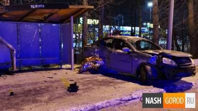 В Тюмени иномарка въехала в группу людей на остановке - nashgorod.ru - Тюмень - Тюменская обл.