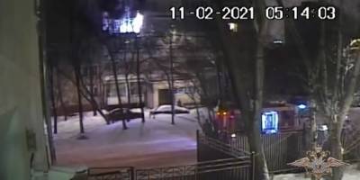 Владимир Колокольцев - Ирина Волк - Полицейский спас женщину из пожара, прыгнув с ней с четвертого этажа - ruposters.ru - Москва