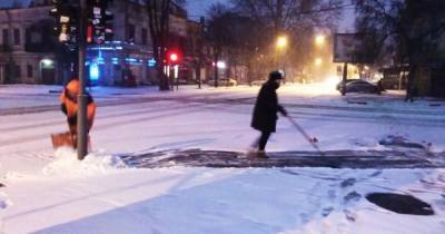 Южный циклон в Одессе: коммунальщики расчищают дороги, развернули пункты обогрева (фото, видео) - tsn.ua - Одесса
