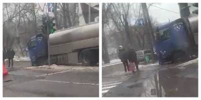 Прямо возле перехода с людьми: в Харькове грузовик "утонул" в асфальте, жуткие кадры - kharkov.politeka.net - Харьков
