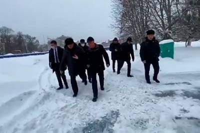 Вячеслав Володин - Валерий Радаев - Михаил Исаев - Володин отчитал мэра города во время прогулки по заснеженным улицам - lenta.ru