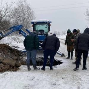 На Закарпатье на месте дороги образовалась трехметровая воронка: движение перекрыто. Фото - reporter-ua.com - Закарпатская обл. - Новости
