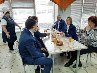 Проверяющих обеды депутатов в липецких школах накормили харчо и гуляшом - lipetskmedia.ru - Липецк