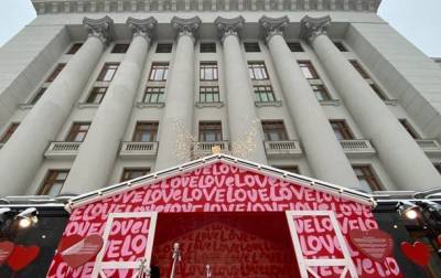 Николай СВЯТОЙ (Святой) - В Киеве на Банковой установили "домик влюбленных" - korrespondent.net - Киев