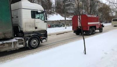 На Житомирщине спасатели вызволили из снега «скорую» и школьные автобусы - lenta.ua - Гсчс