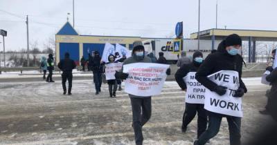Под Одессой моряки снова перекрыли трассу на Киев: требуют президента (ФОТО) - dsnews.ua - Киев - Одесса - Odessa
