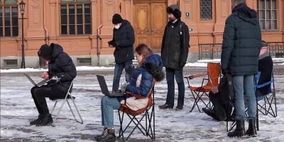 В Риге состоялась малочисленная акция протеста из-за запрета в Латвии российских телеканалов - ТЕЛЕГРАФ - telegraf.com.ua - Россия - Рига - Латвия - Запрет