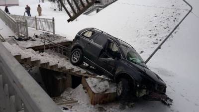 «На ней ни царапинки»: очевидец о водителе авто, рухнувшего на поезд в Подмосковье — видео - 5-tv.ru - Московская обл.