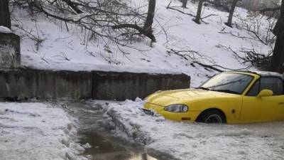 Редкий спорткар замерз во льду в одном из дворов Владивостока - riafan.ru - Приморье край - Владивосток
