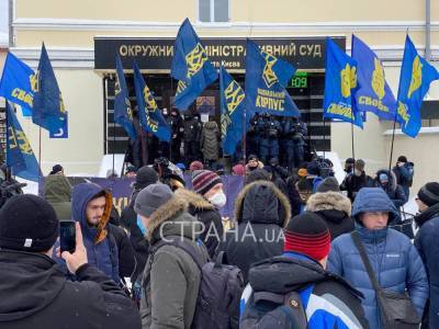 В Киеве пикетируют суд из-за решения о переименовании проспекта Бандеры - narodna-pravda.ua - Киев - район Шевченковский