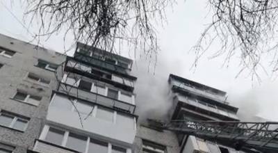 В Броварах огнем охватило многоэтажку: людей массово эвакуировали из квартир, видео с места ЧП - politeka.net - Киев