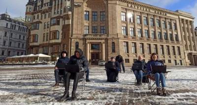 Российское ТВ на Домской площади: протестный флешмоб Русского союза Латвии - lv.sputniknews.ru - Рига - Латвия