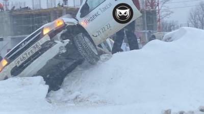 В Пензе автомобиль «Яндекс.Такси» оказался на сугробе - penzainform.ru - Пенза