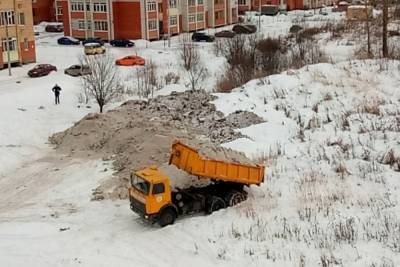 Мэрия Ярославля устроила полигон для снега во дворе жилого дома - yar.mk.ru - Ярославль