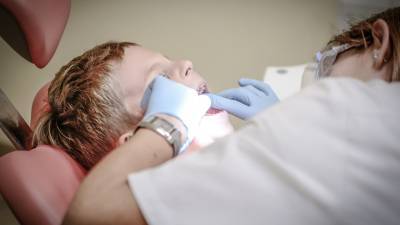 Стоматолог-садист избивала и душила детей на приеме в украинской клинике - riafan.ru - Киев - Ровно