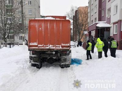 Поскользнулась и упала: В Чернигове мусоровоз задавил женщину - news.bigmir.net