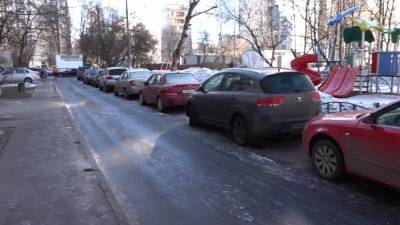 Дмитрий Славнов - Автоэксперт рассказал, как бороться с проезжающими через двор водителями - nation-news.ru
