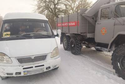 В Хмельницкой области в снежных сугробах застрял автобус с детьми - kp.ua - Хмельницкая обл.