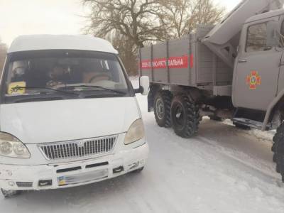 В Хмельницкой области спасатели освободили из снежного сугроба школьный автобус с детьми - gordonua.com - Хмельницкая обл.