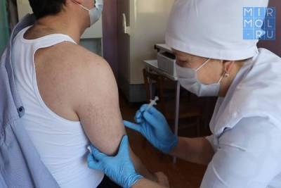 Алим Темирбулатов - Педагоги Кайтагского района начали вакцинироваться от коронавируса - mirmol.ru - респ. Дагестан - район Кайтагский