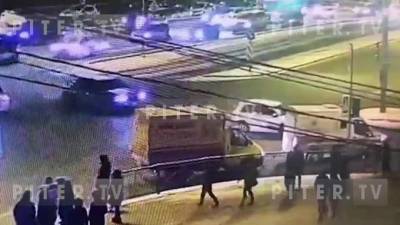 Видео: у метро "Приморская" столкнулись две иномарки - piter.tv
