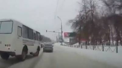 Сугроб в Пензе уберег от столкновения с автобусом медицинской службы - usedcars.ru - Пенза