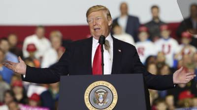 Дональд Трамп - Половина опрошенных американцев хотят ухода Трампа из политики - politros.com - США