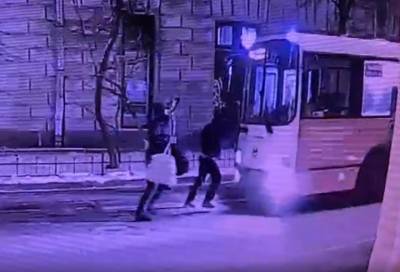 Полиция нашла хулигана, повредившего вместе с друзьями автобус на Чкаловском проспекте - online47.ru - Ленинградская обл. - Санкт-Петербург